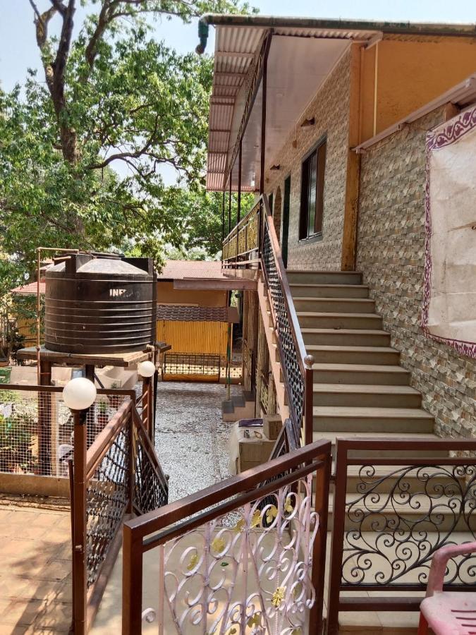 Hotel New Alpha House Matheran Esterno foto