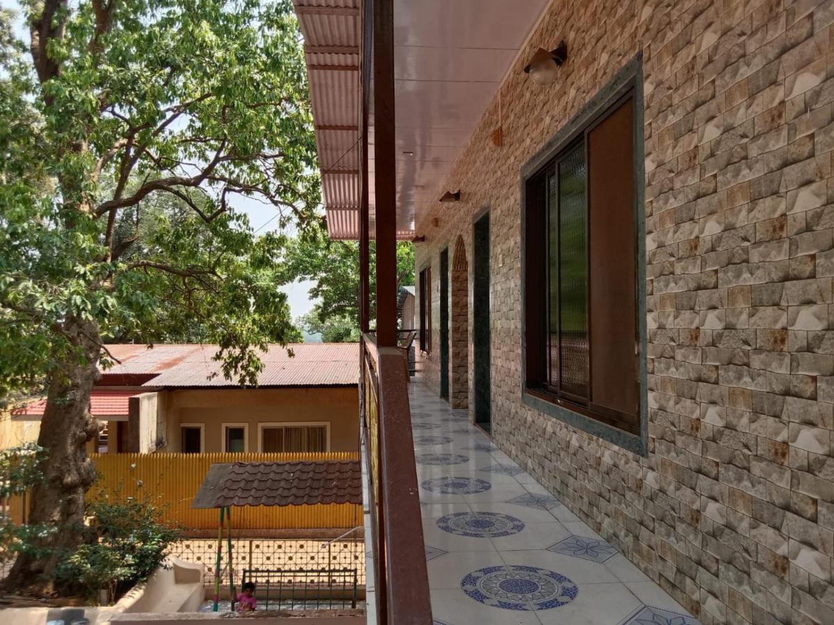 Hotel New Alpha House Matheran Esterno foto